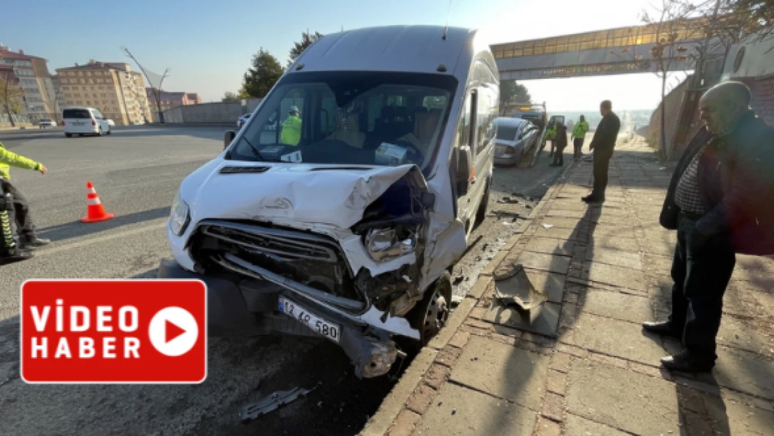 Öğrenci servisi otomobille çarpıştı: 3 yaralı