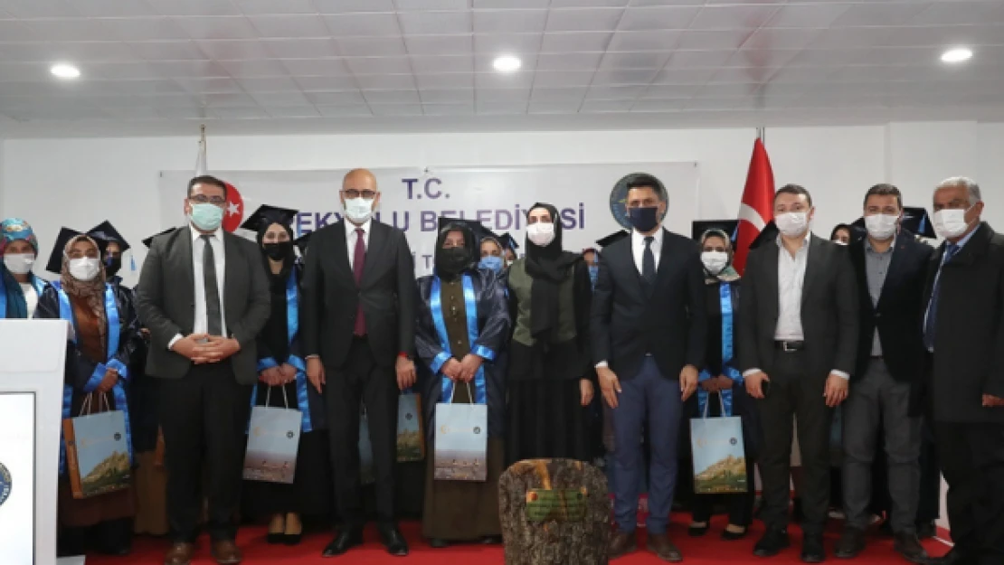 Okuma yazma öğrenen 22 kadın mezuniyet belgesini aldı