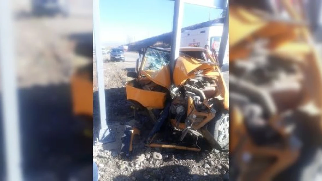 Otomobil levhaya ok gibi saplandı