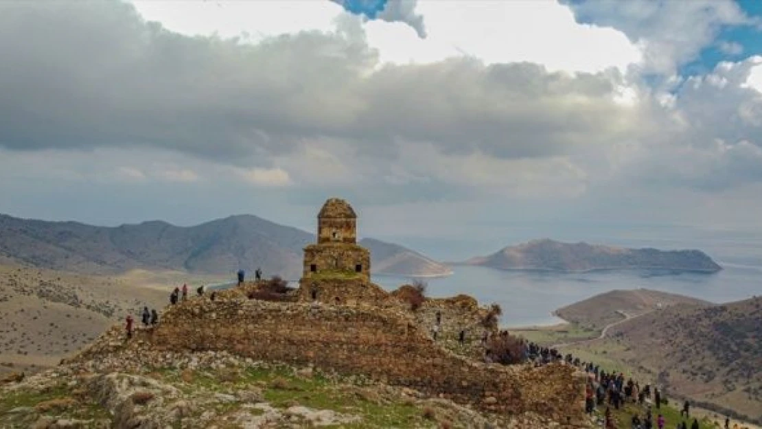 Van'da doğaseverlerden tarih gezisi