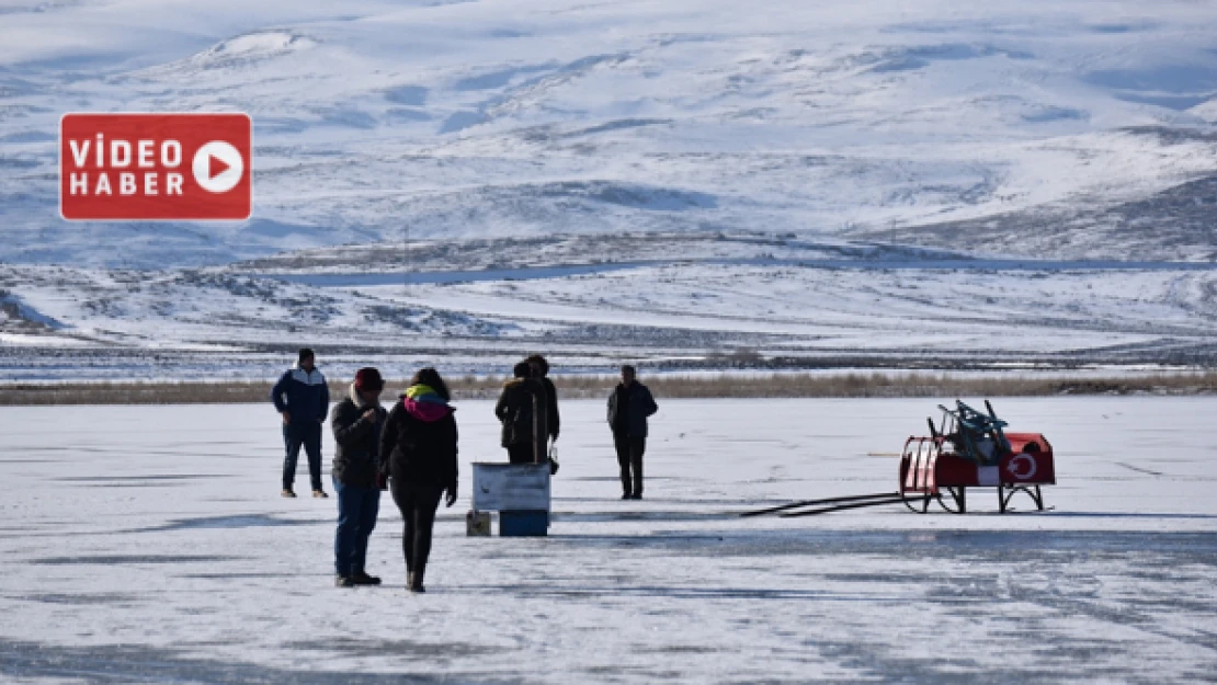 Çıldır Gölü turistlerle şenlendi