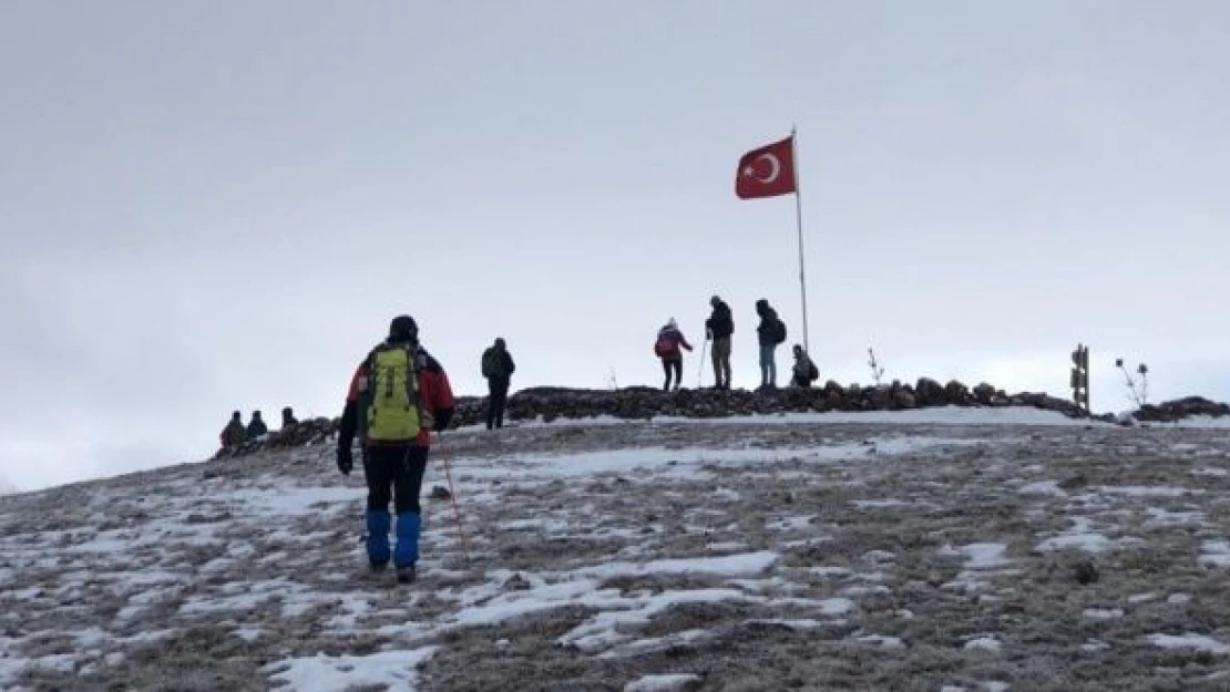 Dağcılardan anlamlı tırmanış