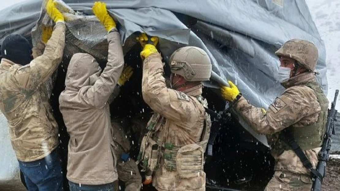 Deprem bölgesindeki çadırları Mehmetçik kurdu