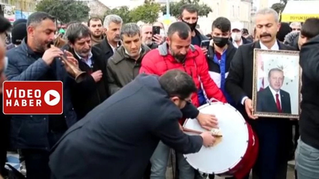 Döviz kurlarındaki düşüşe davullu zurnalı kutlama