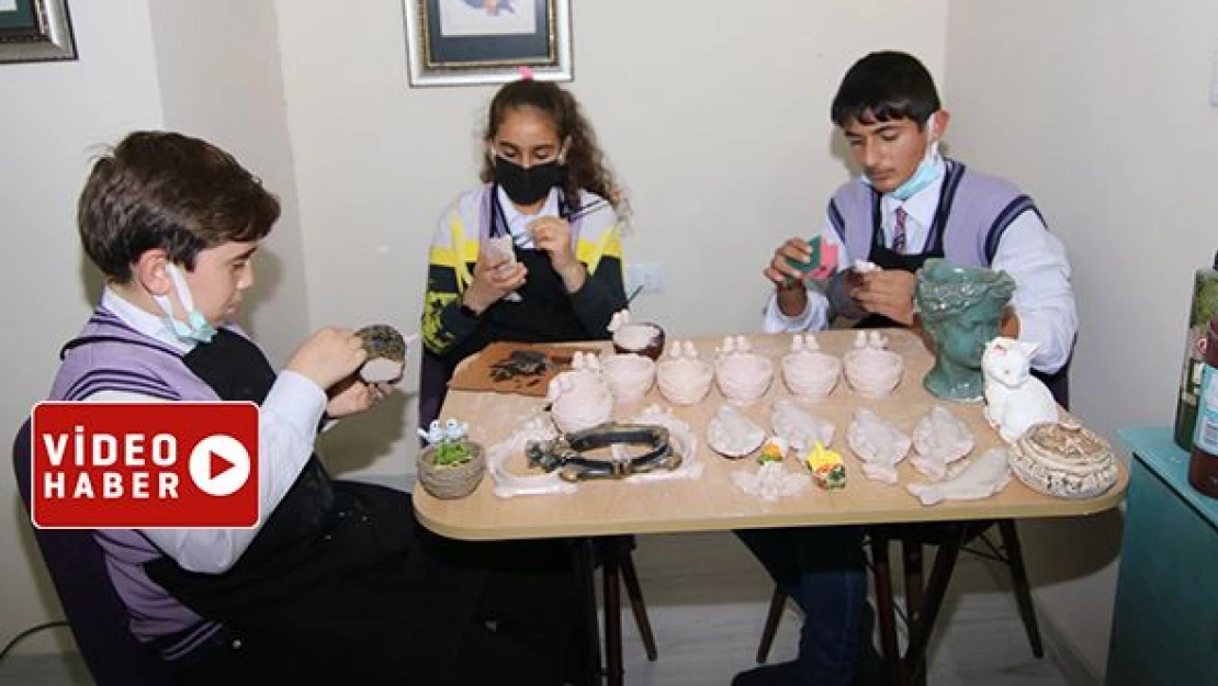 Geleceğin sanatçılarını evlerinde yetiştiriyorlar