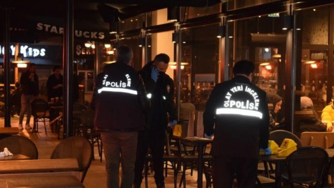 Kız yüzünden birbirlerini bıçakladılar