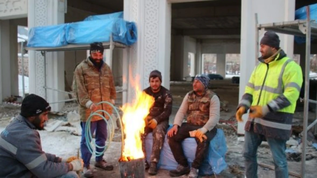 İnşaat işçilerinin soğukla mücadelesi