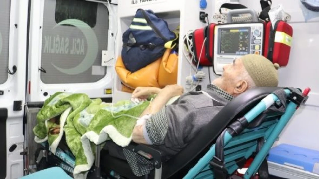 Kardan yolu kapanan köydeki yaşlı hasta kurtarıldı