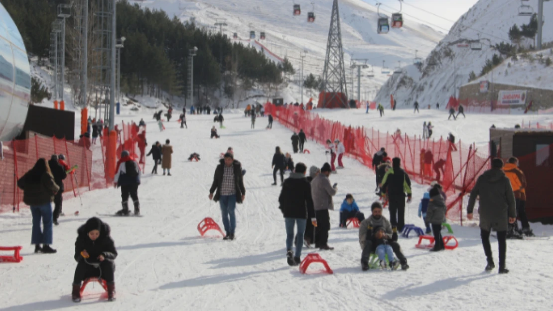 Palandöken Kayak Merkezi'ne turist akını!