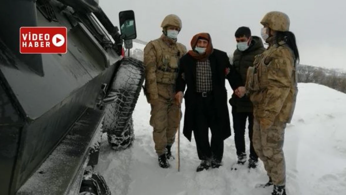 Bingöl'de Jandarma, yaşlı adamın yardımına koştu