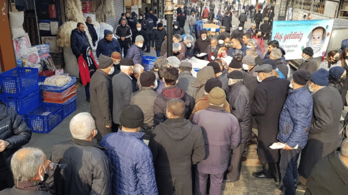 Çocuğu sağlığına kavuşunca 5 bin kişiye yemek dağıttı