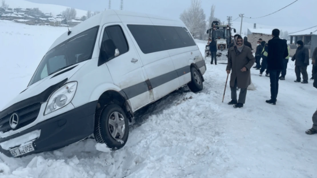 Minibüs yoldan çıktı!