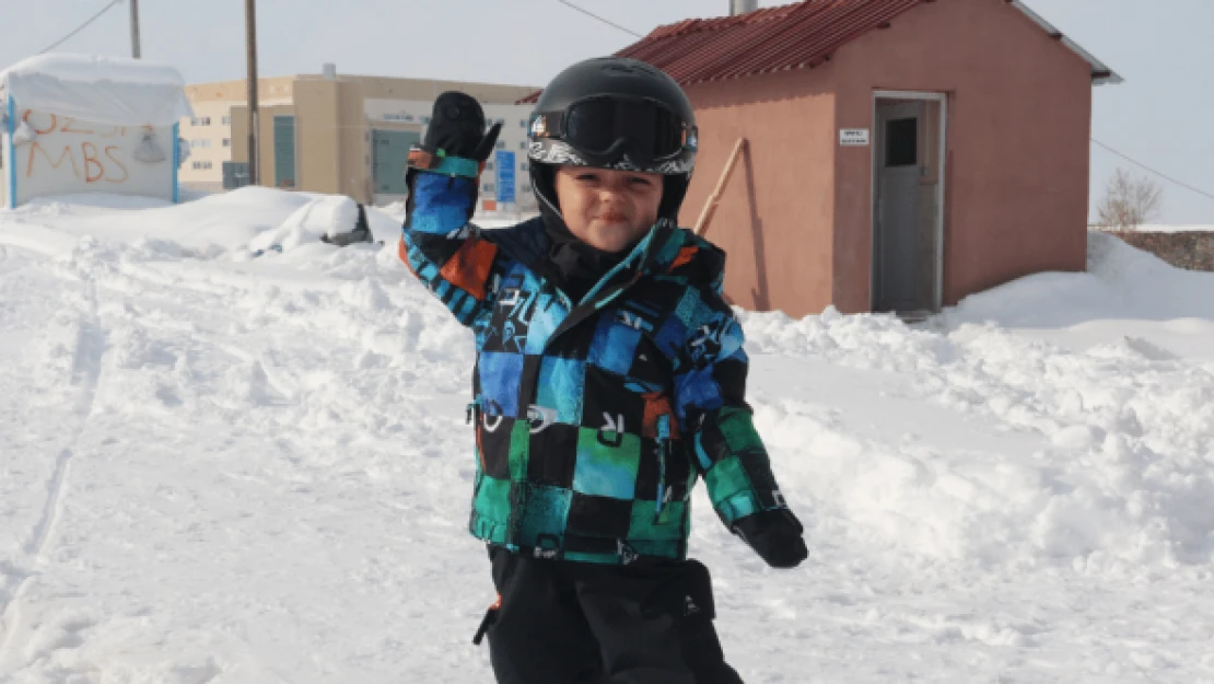 Minik snowboardcu şaşırttı