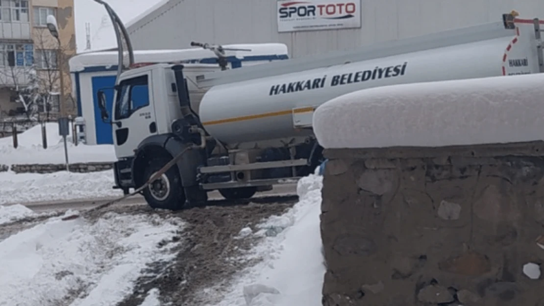 Su şebekeleri donan ailenin yardımına belediye koştu