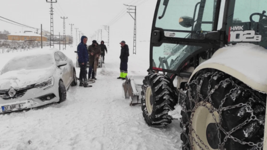 Yolda mahsur kalanlar kurtarıldı