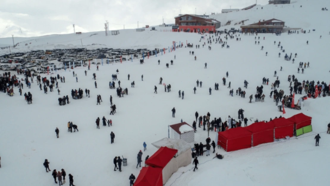 Kar Festivali'nde halaylar çekildi