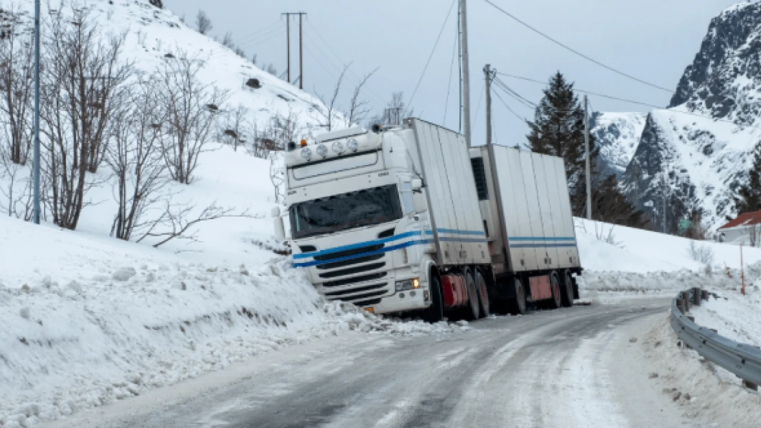 TIR kaydı, ulaşım aksadı!