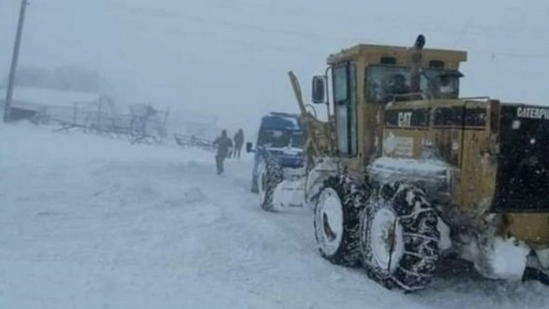 Kars'ta araçlar yolda kaldı!