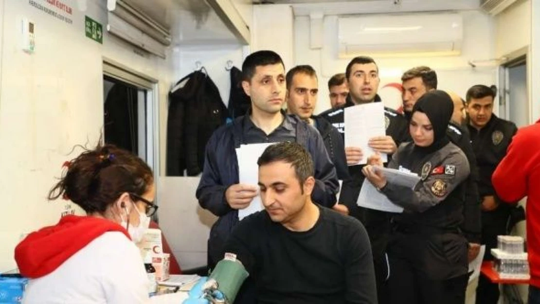 Hakkari'de polisler  kan ve kök hücre bağışında bulundu