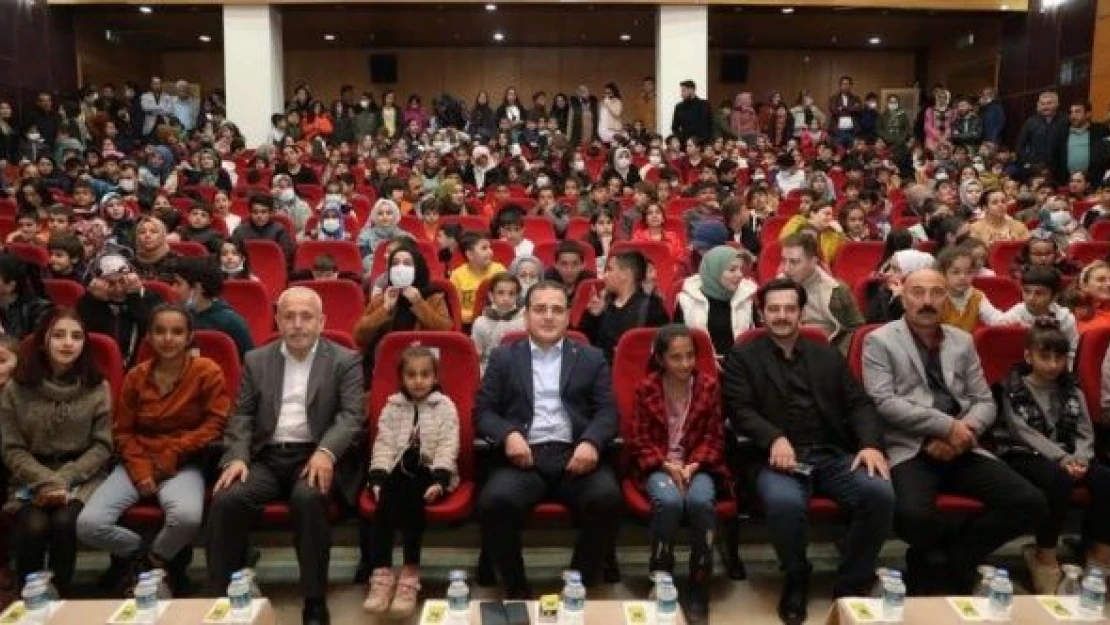 Hakkari Valisi Akbıyık, Hacivat-Karagöz gösterisini izledi