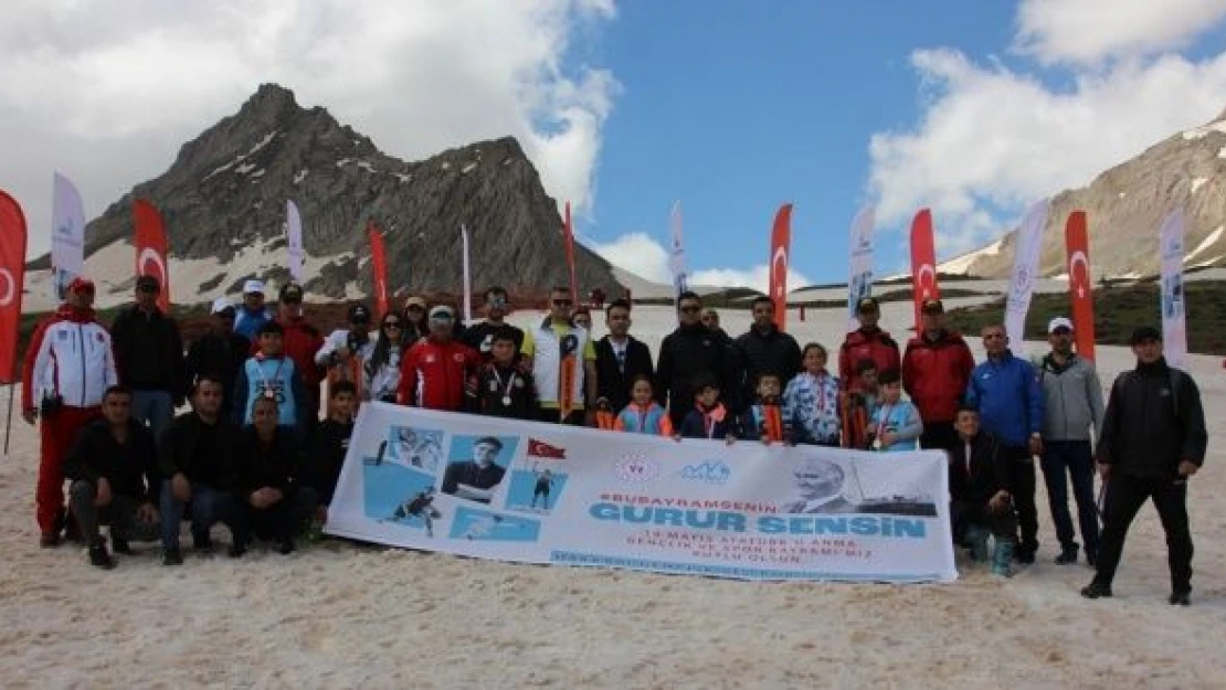 Hakkari'de mayısta kayak yarışması düzenlendi