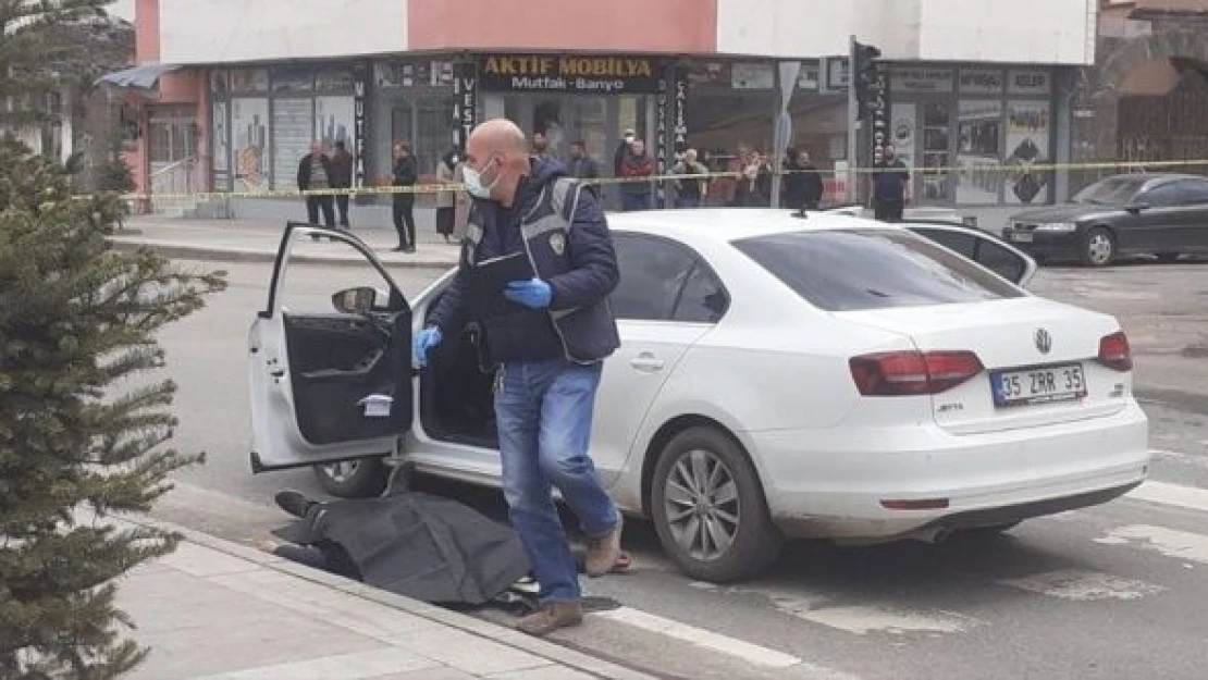 Talihsiz sürücü kırmızı ışıkta silahlı saldırıya uğradı