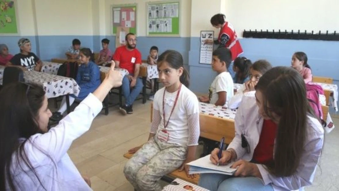 Muş'ta köylerinde çocuklar göz taramasından geçiriliyor