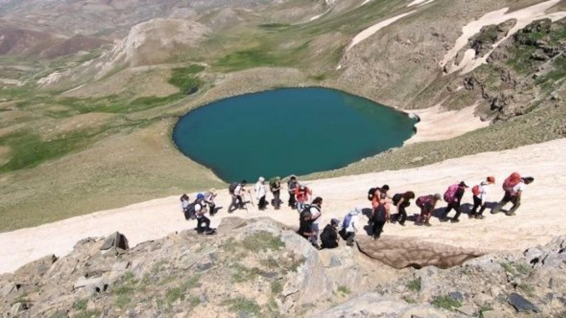 Çalyan Gölü doğaseverleri büyüledi