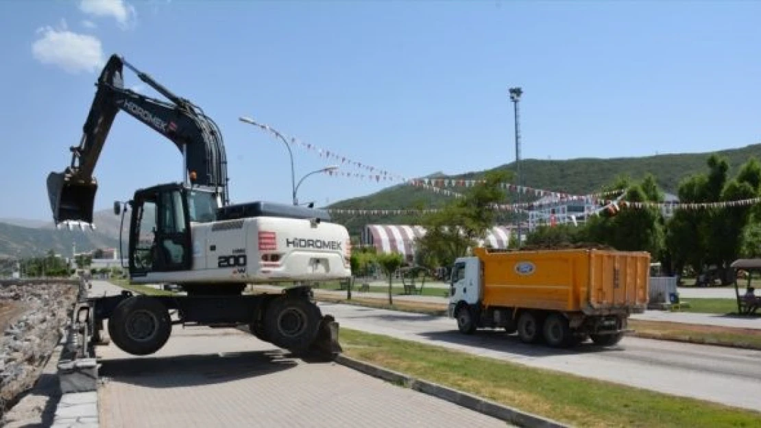 Tatvan'da Van Gölü kıyıları temizlendi