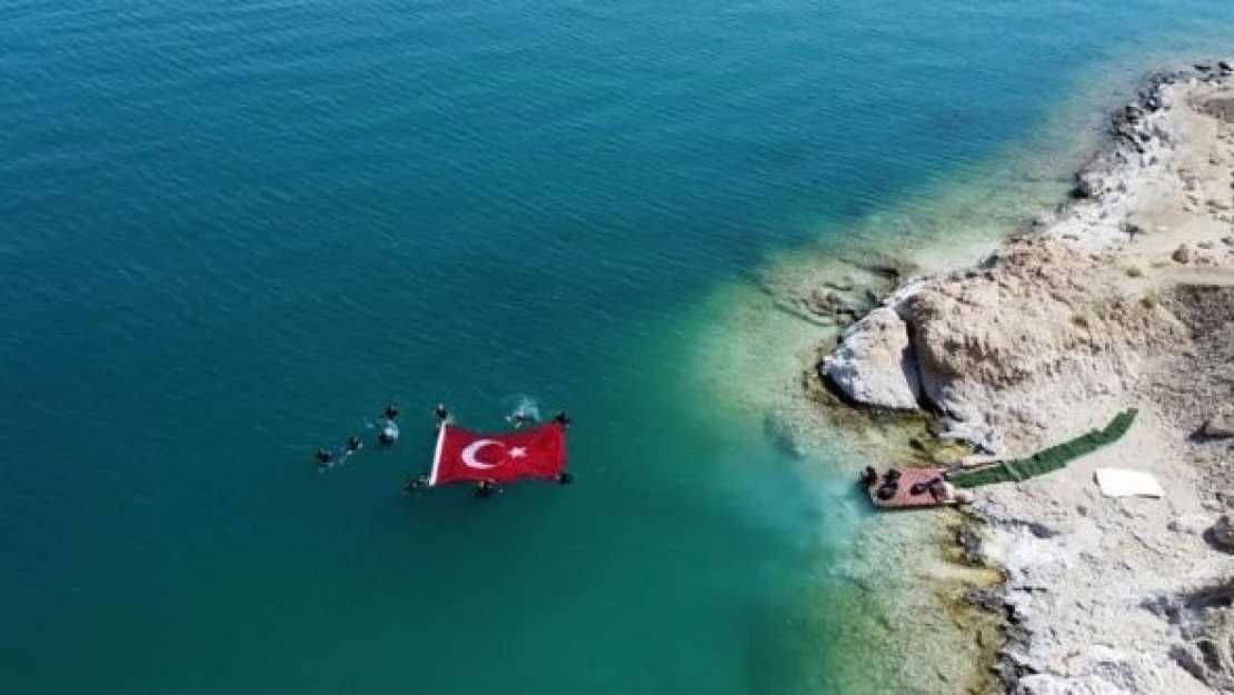 Dalgıçlar Zafer Bayramı için Van Gölü'nde Türk bayrağı açtı