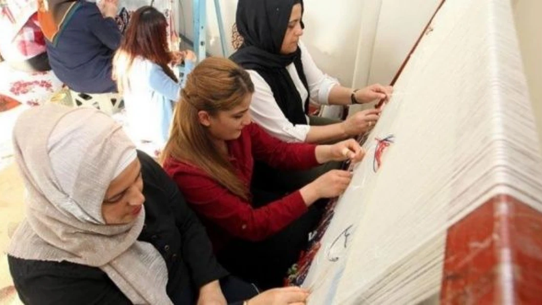 İlmek ilmek işlenen Hakkari kilimleri görenleri büyülüyor