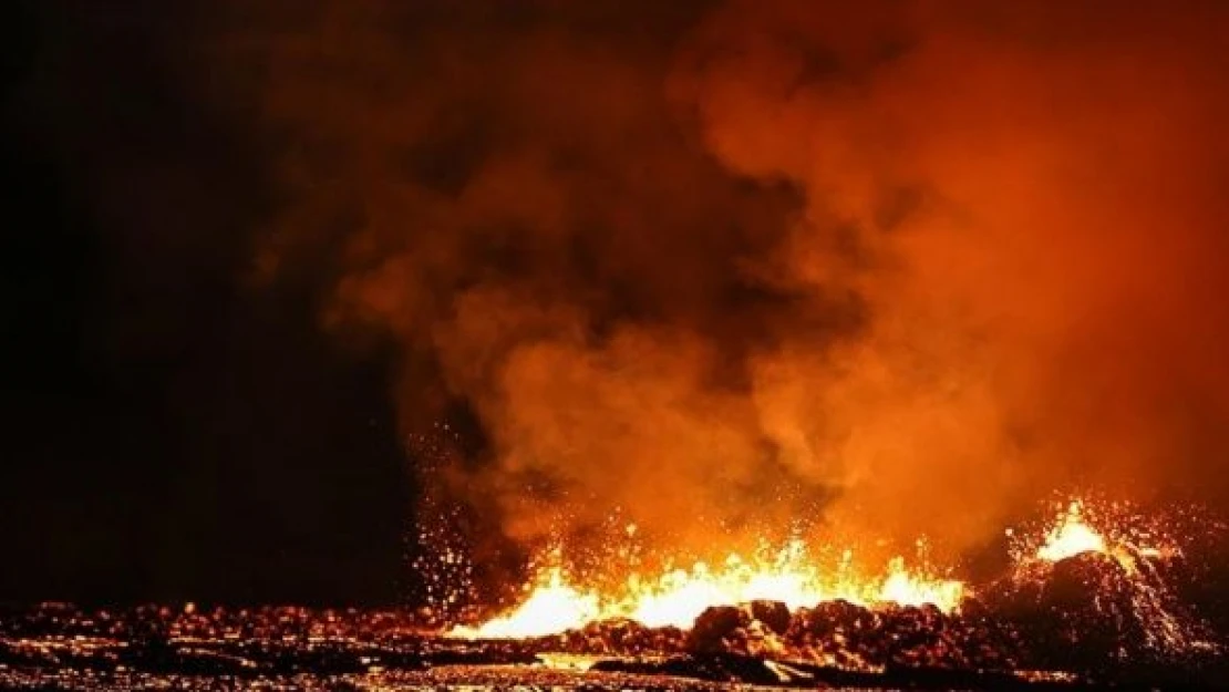 İzlanda'da yanardağ patladı!