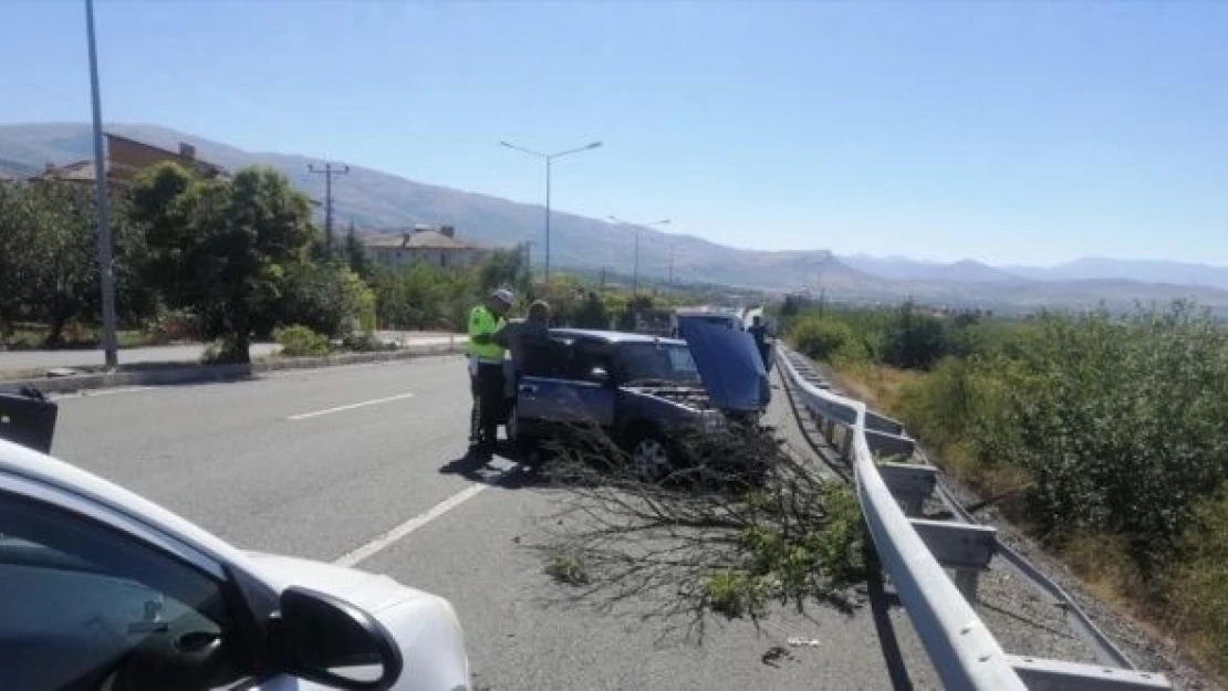 Kale'de otomobil bariyerlere çarptı