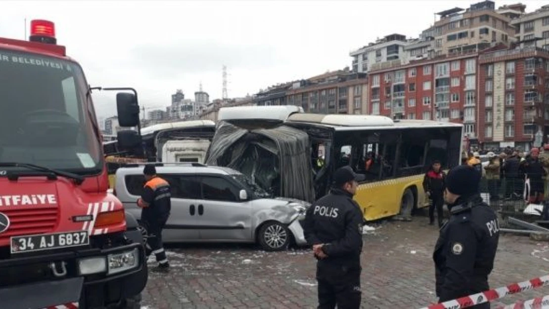 Alibeyköy'de tramvay ile İETT otobüsü çarpıştı