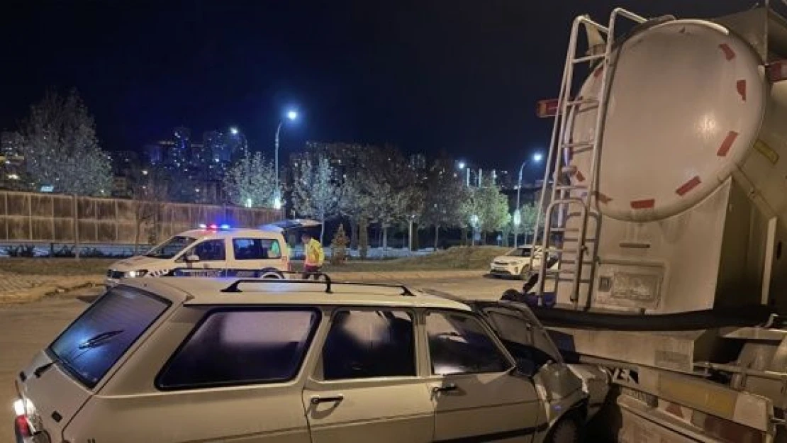 Elazığ'da otomobil park halindeki silobasa çarptı
