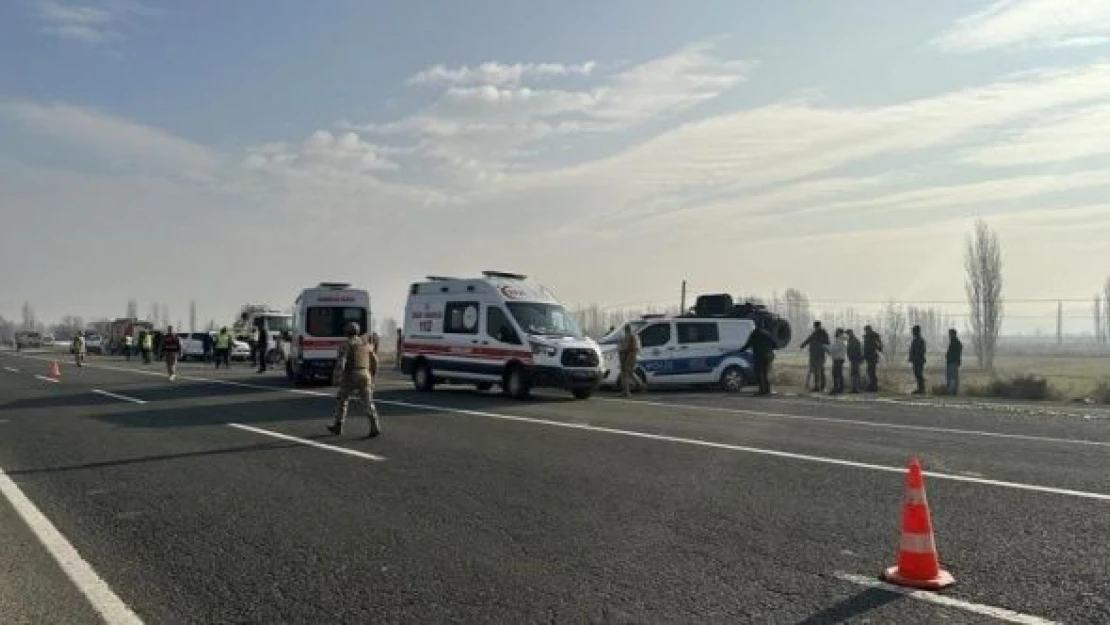 Iğdır'da trafik kazasında 12 asker yaralandı