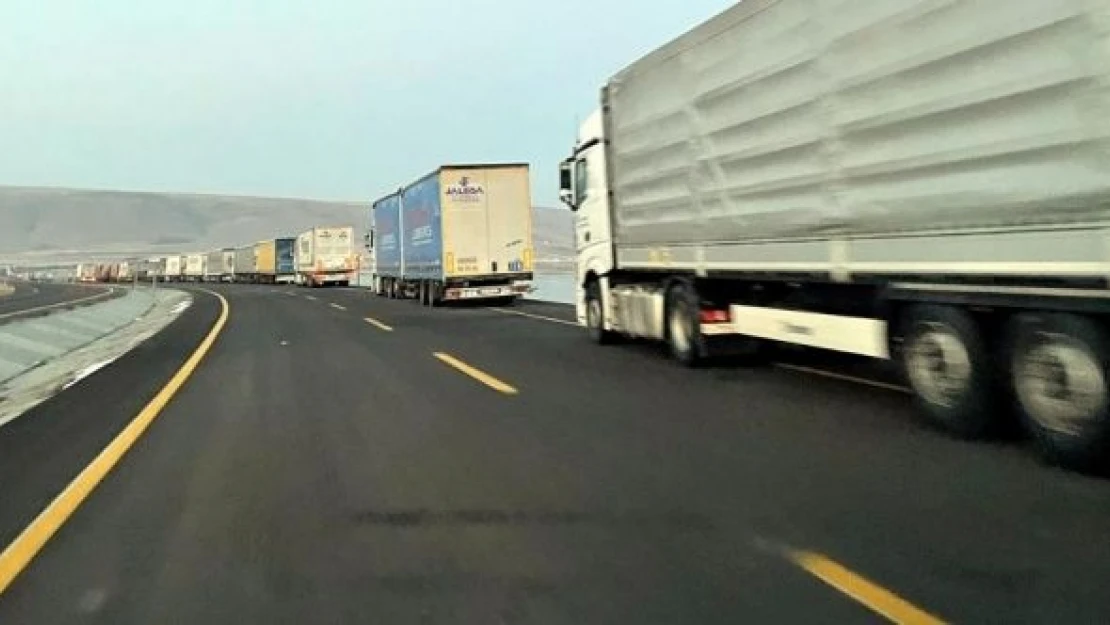 Trafik kazası sonrası Çıldır-Aktaş Gümrük Kapısında TIR kuyruğu