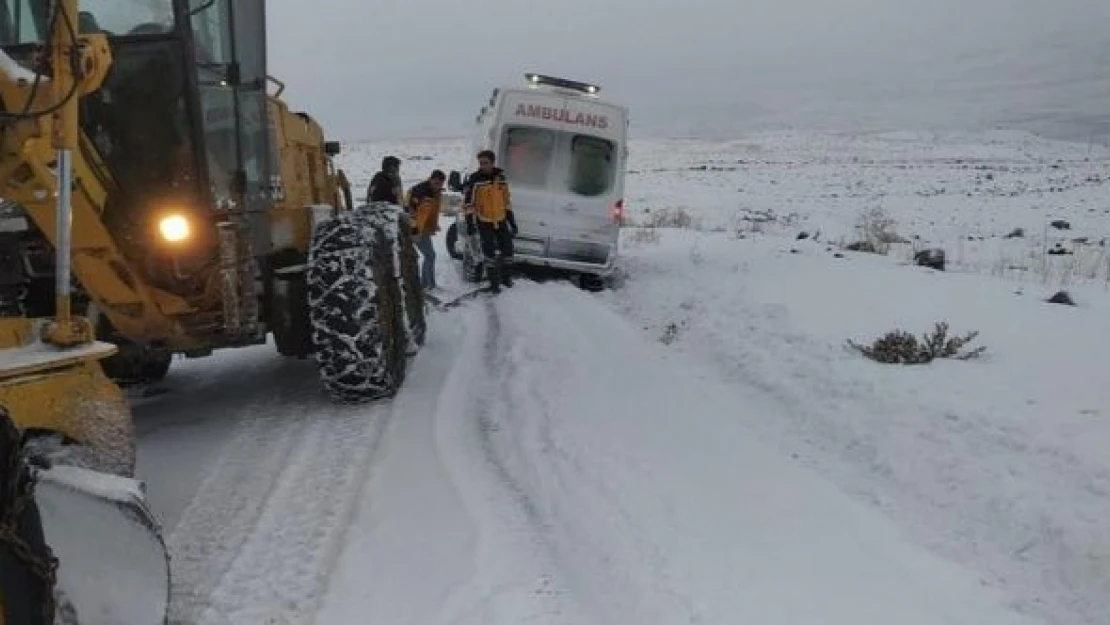 Ambulans kara saplandı, belediye ekipleri kurtardı