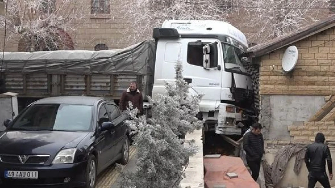 Çalışır halde park edilen TIR, 5 araca ve taksi durağına çarptı