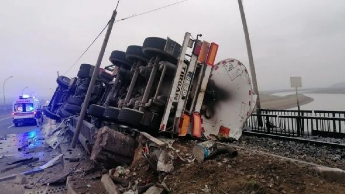 Elazığ'da TIR devrildi