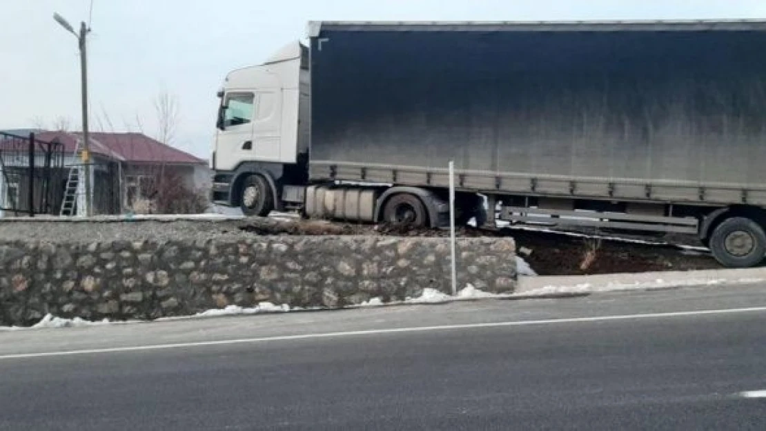 Freni boşalan TIR, istinat duvarına çıktı!