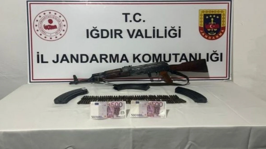 Iğdır'da JASAT kaleşnikof ve sahte döviz yakaladı