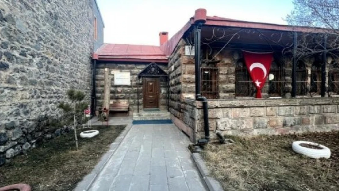 Kars'ta 'Kalem Kitap Kahve Evi' kitapseverleri buluşturuyor