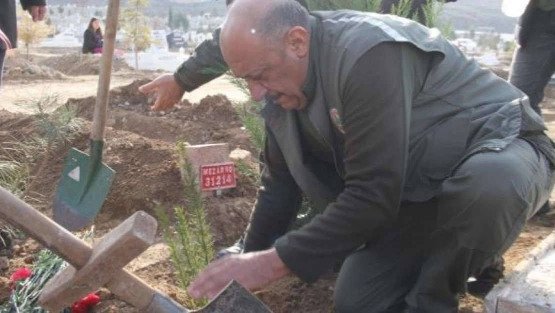 Kimsesizler mezarlığına gömülen kızın mezarına ağaç dikildi