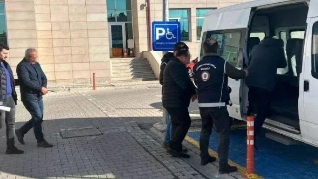 Otobüs deposundan göçmen çıktı