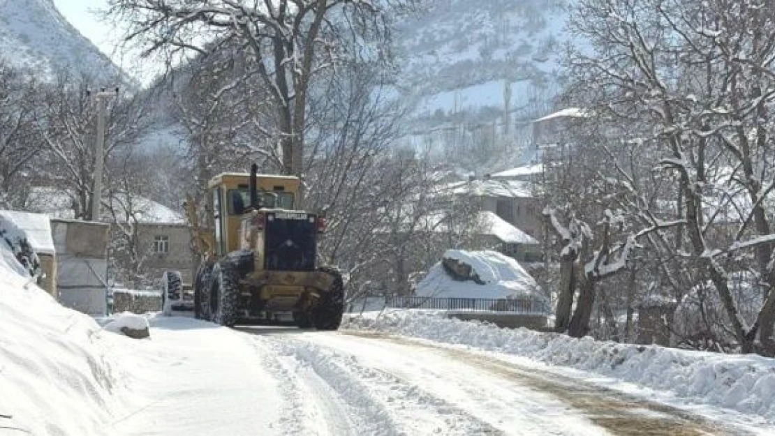 Şemdinli'de yollar kapandı