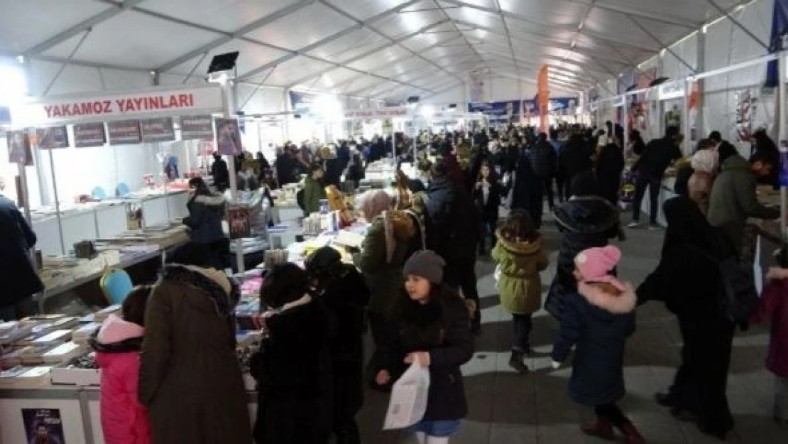 Tatvan'da ilk kez düzenlenen kitap fuarının gözdesi çocuklar oldu