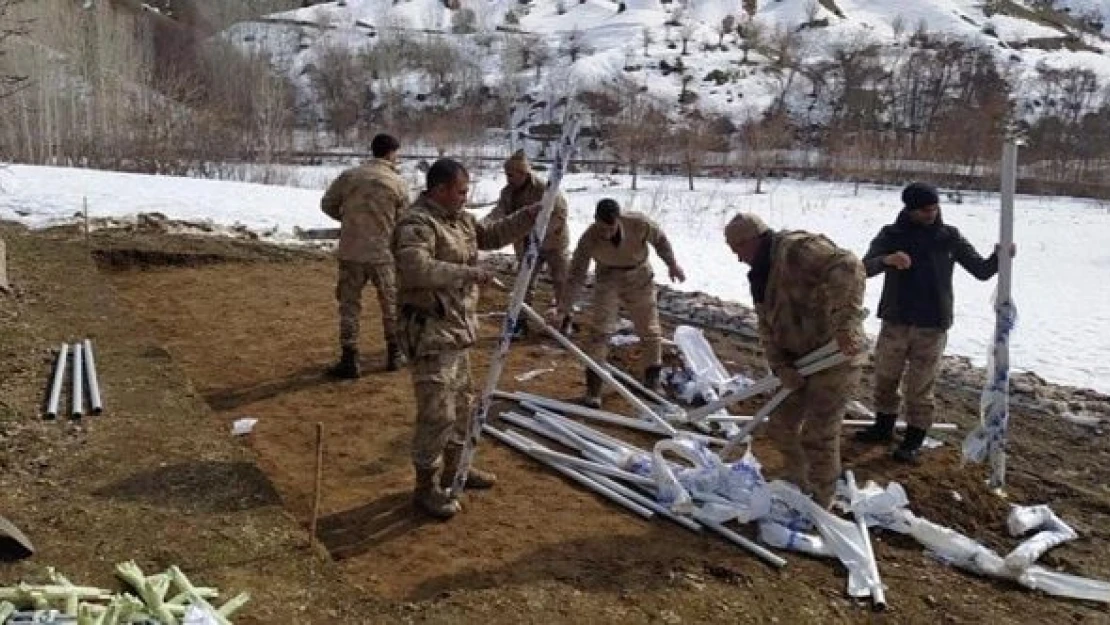 Bingöl'de evleri hasar gören vatandaşa çadır kuruldu