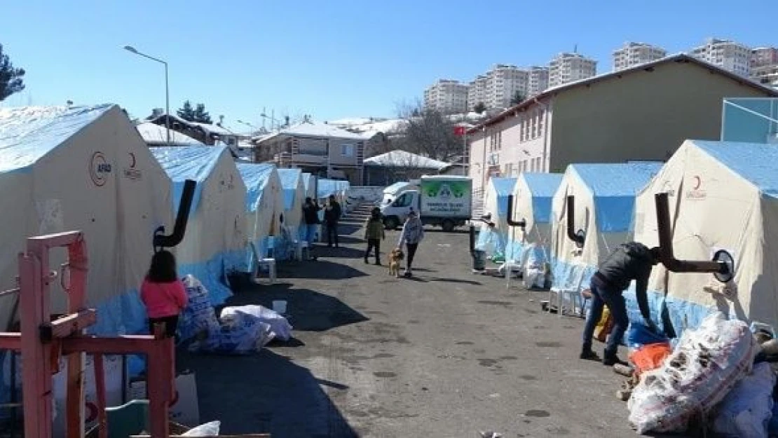 Depremden etkilenen Akçadağ'da yaralar sarılıyor