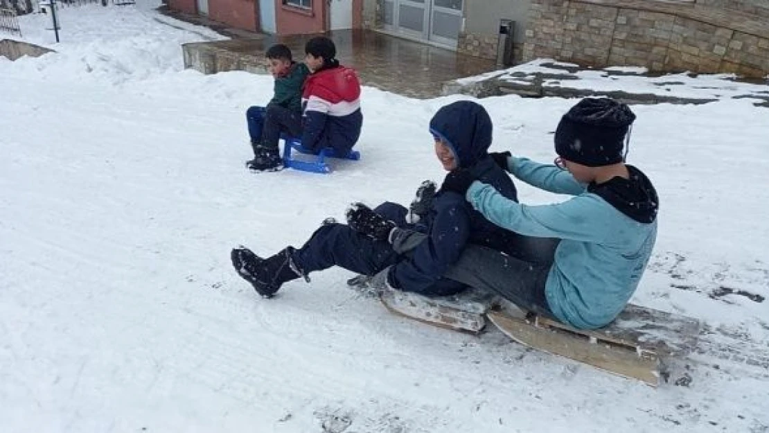 Doğu'da eğitime kar engeli